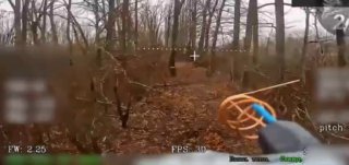 חייל אוקראיני עושה תנועות של נאצי רגע לפני פגיעה של רחפן...