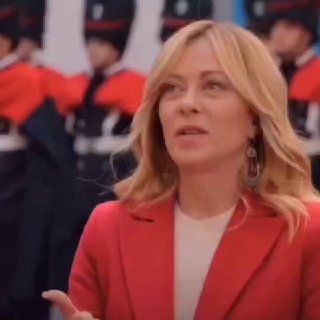 עמיחי שטיין: גובהו של נשיא מוזמביק: 2 מטרים. גובהה של רה