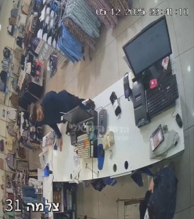 אירוע חריג בבני ברק: שני ערבים הגיעו לחנות ורכשו חליפות...