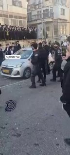 תיעוד של רימון הלם לעבר המפגינים...
