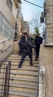 שוטר תועד מכה באלה מפגינים חרדים. ...