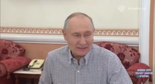 פוטין קיבל במתנה סלסלת מאפים ממאפייה במוסקווה לאחר מסיבת...