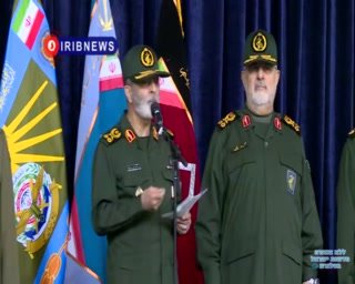 מפקד משמרות המהפכה מיסוואי בטקס סיום לימודיהם של קציני...