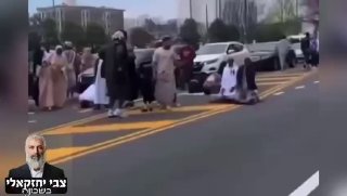 עשרות מסגדים יש בפילדלפיה אך המוסלמים בחרו לצאת ולהתפלל...