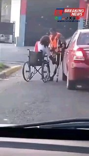 שתי קבצנים מוגבלי רגליים רבים ראש בראש על שטח הקבצנות...