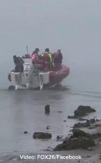 לפחות ארבעה בני אדם נהרגו בהתרסקות מטוס קטן של חיל הים...