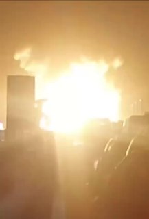 משאית מיכל דלק התפוצצה בכביש מהיר באיטליה וגרמה לפיצוץ עצום....