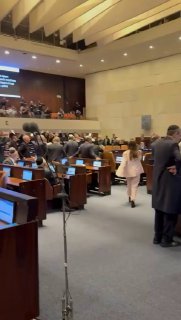 חברי האופוזיציה קורעים את חוק ועדת החקירה של הקואליציה...