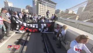 מפגינים נגד ועדת החקירה של הממשלה חוסמים את נתיב הרכבת הקלה...