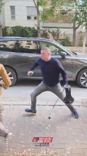 שכן של היועמשית מכה פעיל ימין בראשו עם מגפון...