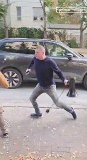 קטטה פרצה הבוקר במהלך מחאה מחוץ לביתה של הפצ״רית ברמת השרון...