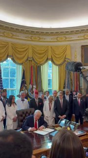 טראמפ יחד עם רופאים, חולי סרטן, ותיקים ועובדי רשויות החוק, חתם...