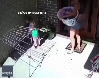 אמא מנסה להציל את הילדים מנחש. 