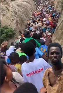 בגאנה, אלפי אנשים ממהרים לתפוס מקומות ב"תיבות הקודש" של הנביא...