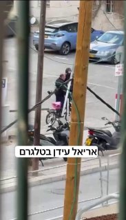 תיעוד: שוהה בלתי חוקי תקף באלימות שומר בחניון בתל אביב. הוא...