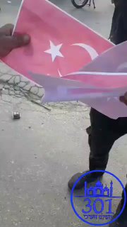 בלטקיה, מפגינים שרפו דפים עם דגל טורקיה כאות מחאה נגד מה שהם...