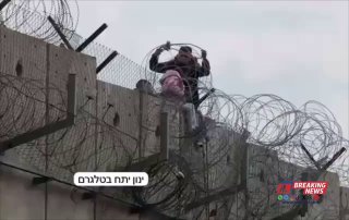 תיעוד חריג מעטרות: פלסטיני קושר ילדה קטנה בחבל ומעביר אותה...