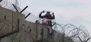 תיעוד חריג מגדר המערכת סמוך לעטרות: פלסטיני קושר ילדה קטנה...