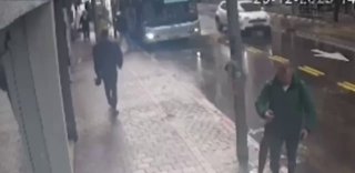 תיעוד ממצלמות אבטחה: מרפסת קרסה על עובר אורח בן 70 בתל אביב...