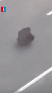 כוחות ה-IRGC נראים מהוססים מול מפגין בודד שהפך לסמל של אומץ...