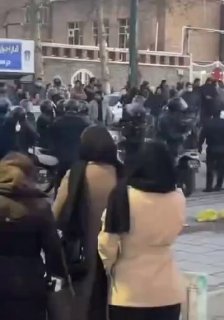 🚨🚨 המֶדאן, איראן: דיווחים על ירי חי לעבר מפגינים. לפי מקורות...