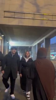 בחורה מסולמית בקלן, גרמניה, מבקשת מבחורה גרמנייה להתכסות...