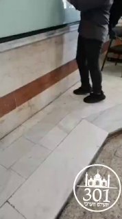 🚨 איראן: תיעוד מבתי ספר מראה מפגינים משחיתים סמלי שלטון, כולל...