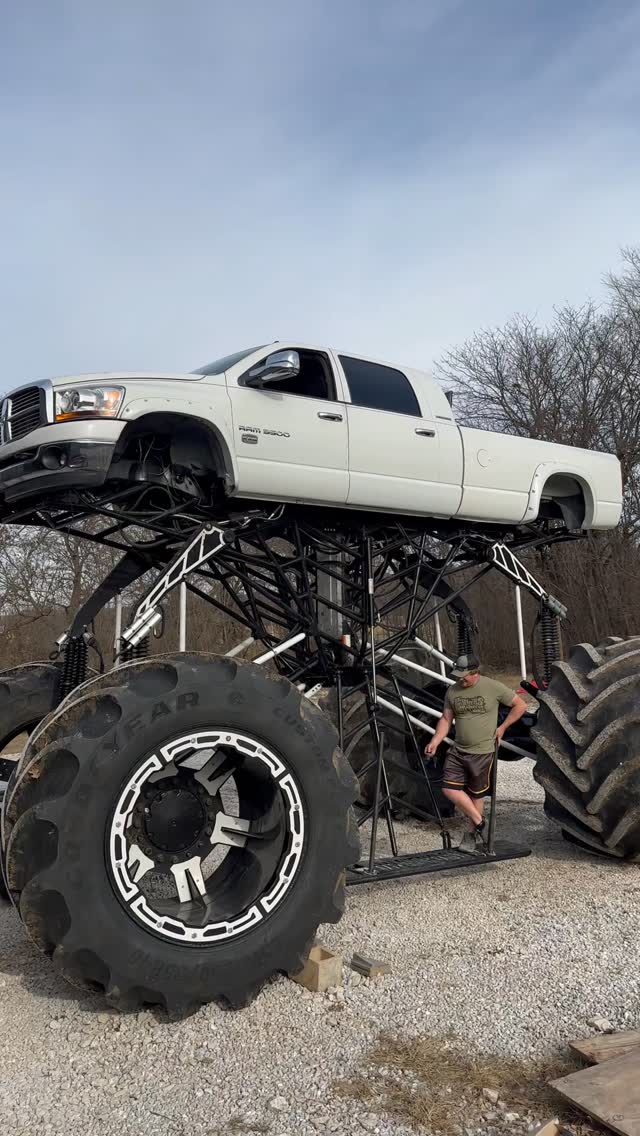 רכב עם מעלית Big *Truck* Energy... Go ahead… say it. Just don’t hurt my feelings too bad 😌...