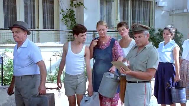 קטע מתוך הסרט אלכס חולה אהבה: מה התירוץ הכי טוב של ההורים שלכם...