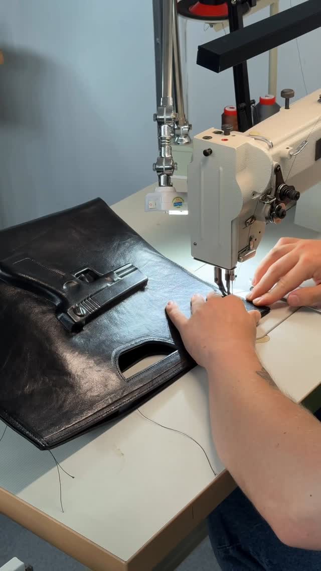 Hand Off 2026 - הקולקציה החדשה של Kalina משלבת הטבעת עור מעודנת ועבודת...