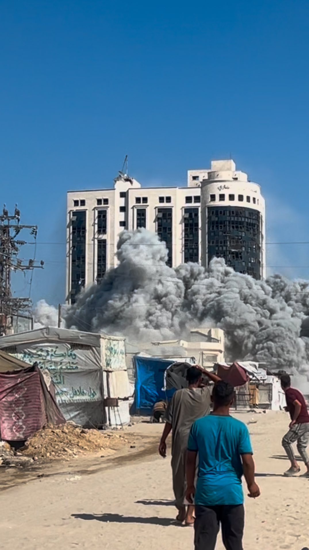הרגע הראשון: התקיפה נגד מתחם המסחרי אל-רויה הסמוך לאוניברסיטה...