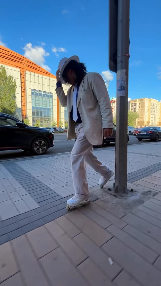 סרטון מייקל ג'קסון על רולר בליידס לראות עד הסוף...