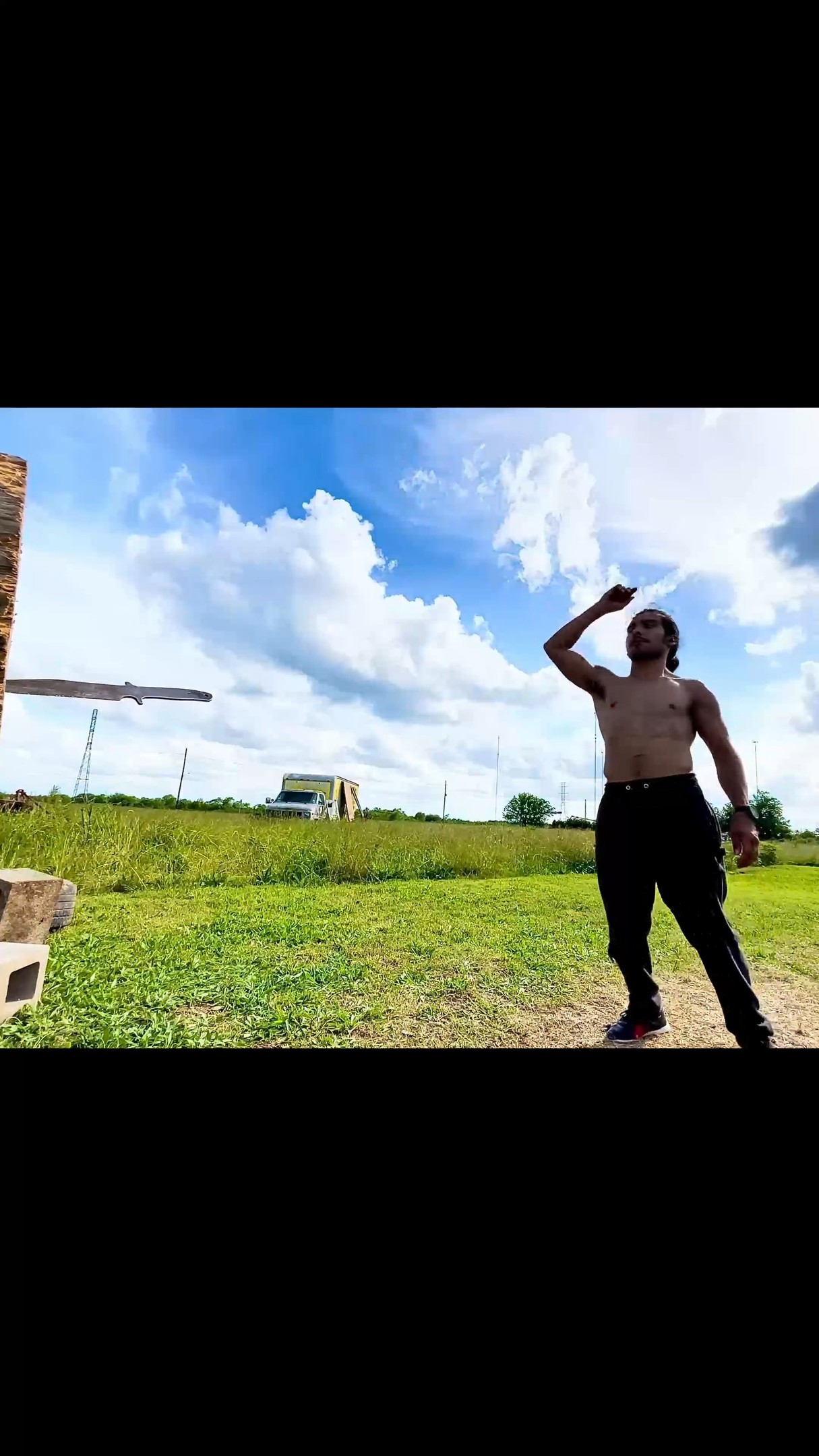 יורה סכינים מהשיער...