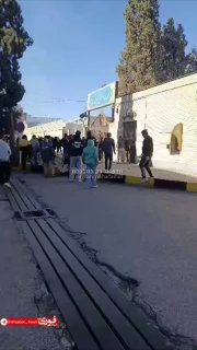 ברשתות החברתיות האיראניות מדווחים כי מפגינים תקפו את משרד...