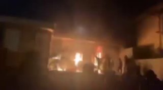 דרמטי: מפגינים מציתים את מטה הבסיג' בהמדאן וקוראים נגד חמינאי...