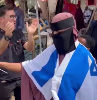 בינתיים, בסומלילנד, המוסלמים המקומיים מציגים דגלים ישראלים...