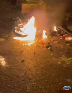 הסלמה בעיר ראשת - המפגינים הציתו אופנוע של המשטרה האיראנית....