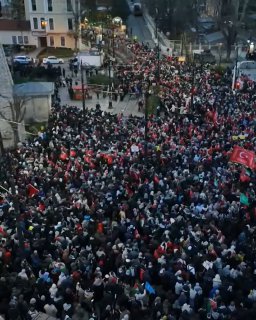 איסטנבול פותחת את השנה החדשה בהפגנות תמיכה בחמאס . מפגינים...
