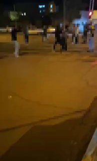 תיעוד: המפגינים בעיר קרמנשה שבאיראן מסירים את תמונתו של...