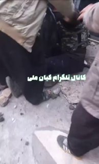 מפגינים באיראן פותחים לאיש כוחות הבאסיג' ת'ראש בעיר חורסן...