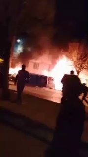 המחאות מסלימות: מפגינים איראנים הציתו רכבי משטרה. 