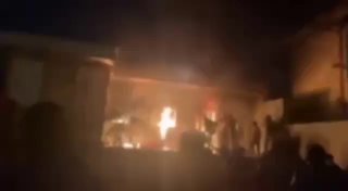 מפגינים שורפים את מטה הבסיג' באשדבאד, איראן וקוראים קריאות...