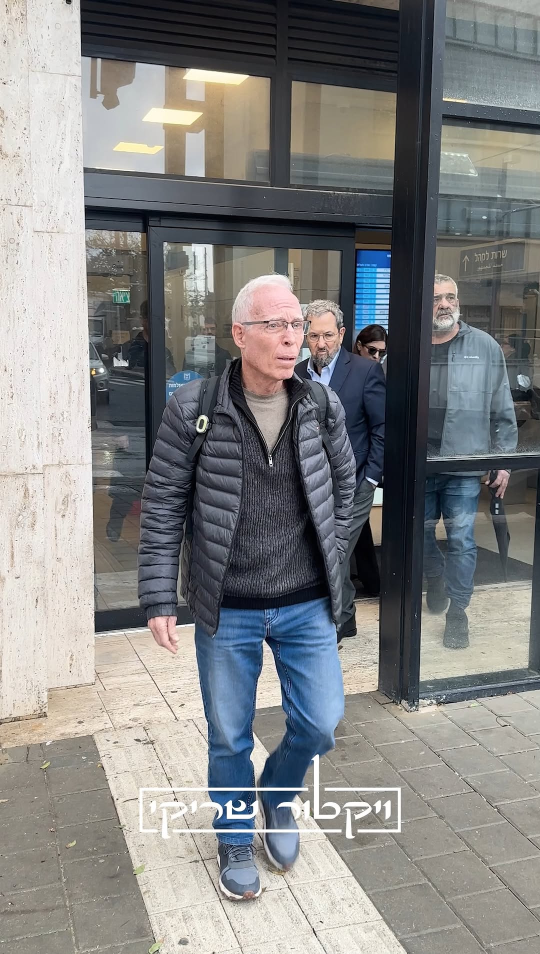 לאחר שבן זוגה של נאווה רוזוליו, המשמש גם כעוזרו של אהוד...