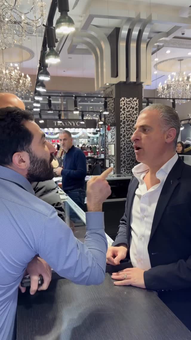 הם ניסו להרוג אותי. לחנוק אותי עם השרשרת שלי כי החזרתי את הכסף...