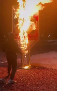 ההפגנות באיראן נמשכו במהלך השבת. בסרטון: שריפת שלט עם תמונתו...