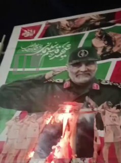 בשיראז, מפגינים הציתו תמונה של קסם סולימאני —> ביום השנה...