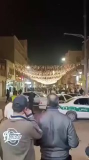 מפגינים חוסמים את הרחוב הראשי בבנדר אימאם באזור האהוואז...