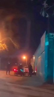 מפגין מותקף ע"י שוטרים באיראן 