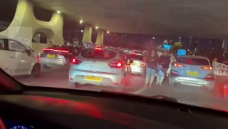 מפגינים חוסמים את איילון צפון באזור מחלף השלום (כאן חדשות)...