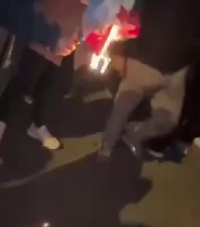 סטודנטים באוניברסיטת שיראז שרפו את דגל הרפובליקה האסלאמית. 